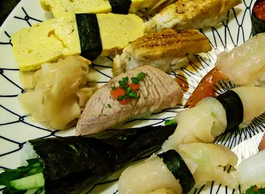 Lamelles de gingembre accompagnant des sushi 