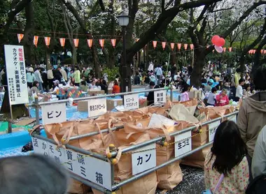  Some parks are equipped with garbage cans, pay attention to selective sorting.