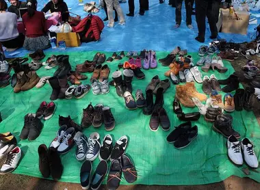 Lose yourself! As in the houses, we do not walk with the shoes on the space reserved for the hanami