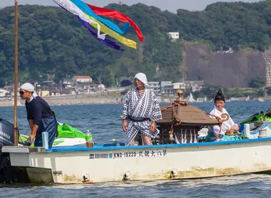 Ishigami festival, le prêtre shinto et son temple portatif en bateau
