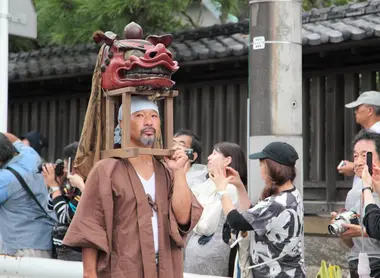 La procession masquée Menkake gyôretsu à Kamakura