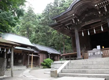 Dans l'enceinte du Goryô-jinja, à Kamakura