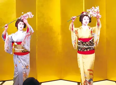 Jeux traditionnels avec les geisha au Nihonbashi sakura festival Jeux traditionnels avec les geisha au Nihonbashi sakura festival