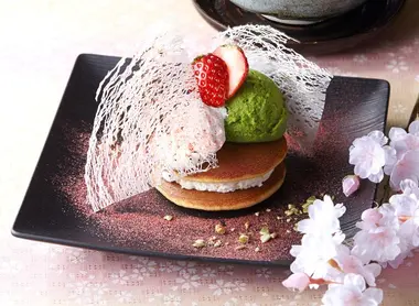 Le pancake Sakura Doramisu à la crème de tiramisu au cerisier, à déguster au centre commercial Tobu, à Tokyo