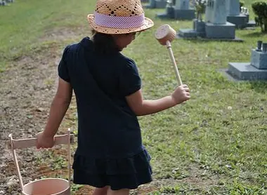Jeune Japonaise visitant la tombe de ses ancêtres lors du Shunbun no hi, l'équinoxe du printemps