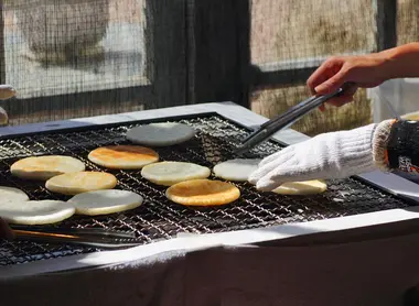 Cuisson de senbei au grill