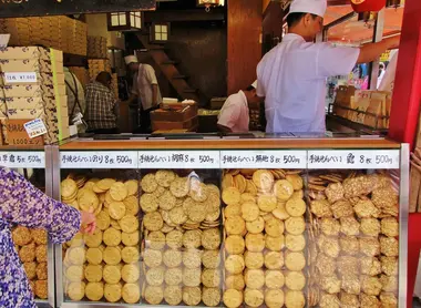 Des fabriquant de senbei au temple Sensô-ji de Tokyo