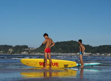 Maîtres-nageurs sur la plage de Kamakura Maîtres-nageurs sur la plage de Kamakura