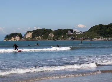 Surfea con vistas al Monte Fuji en la playa de Zaimokuza en Kamakura Surfea con vistas al Monte Fuji en la playa de Zaimokuza en Kamakura