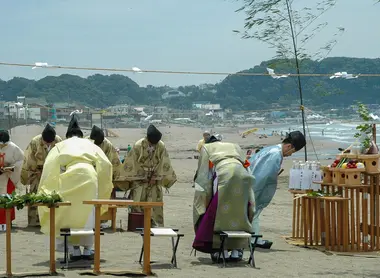 Cérémonie de l'ouverture de la mer, umi biraki, sur la plage de Yuigahama.