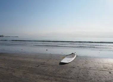 Matin tranquille sur la plage de Zaimokuza, à Kamakura