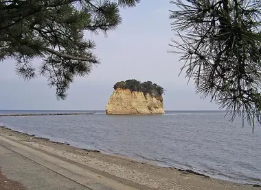 L'île de Mitsukejima, au large de la péninsule de Noto L'île de Mitsukejima, au large de la péninsule de Noto
