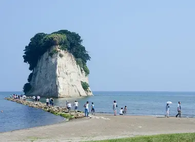 Un petit chemin de galets permet d'approcher l'île de Mitsukejima Un petit chemin de galets permet d'approcher l'île de Mitsukejima