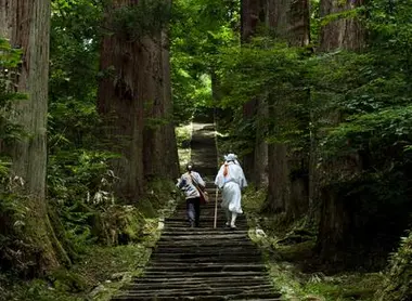 Chemin traditionnel menant à Saikan, sur le mont Haguro