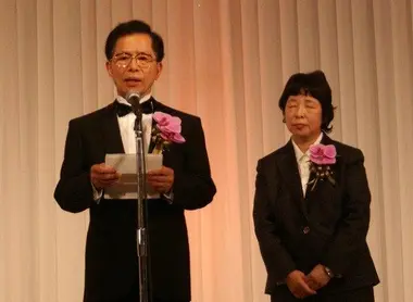 En 2011, Midorikawa fut décoré de l'Ordre du Soleil Levant, 4e Classe, avec Rosette Photo lors de son discours, avec à droite, sa femme.