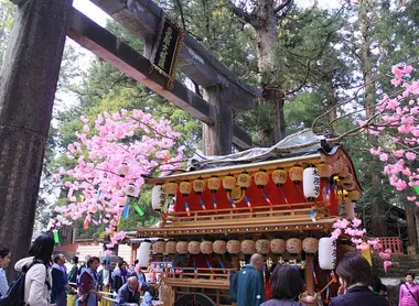 L'un des onze chars du Festival Yayoi, décorés de fleurs de cerisiers L'un des onze chars du Festival Yayoi, décorés de fleurs de cerisiers