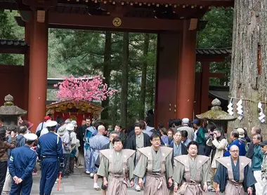 La procession du festival Yayoi arrive au sanctuaire Futarasan Jinja à Nikko La procession du festival Yayoi arrive au sanctuaire Futarasan Jinja à Nikko
