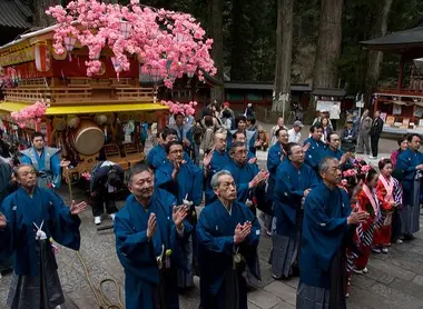 Prières au sanctuaire Futarasan Jinja lors du Festival Yayoi, à Nikko