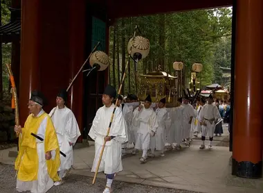 L'entrée du sanctuaire Futarasan Jinja, à Nikko, au moment du Festival Yayoi