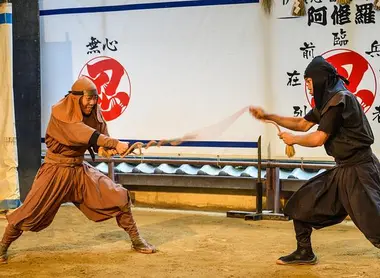 Démonstration de techniques de combat de ninja à Iga