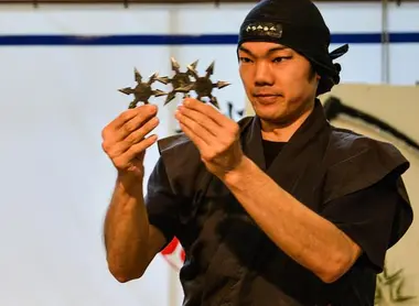 Démonstration de shuriken au village de ninja Iga Démonstration de shuriken au village de ninja Iga