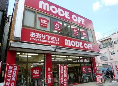 Mode Off est un magasin de vêtements d'occasion sur le modèle de Book Off