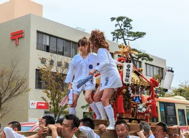 Parade de mikoshi dans la rue Wakamiya-oji, à Kamakura lors du festival