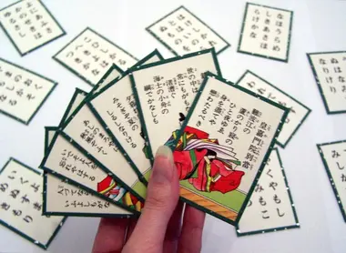 Apprendre les tanka en s'amusant avec le jeu de cartes karuta Apprendre les tanka en s'amusant avec le jeu de cartes karuta