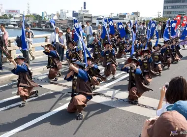 Démonstration de tir à l'arquebuse sur le pont Ôhashi à Matsue