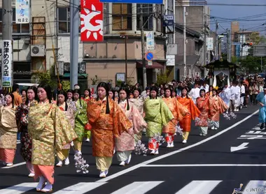 Les femmes en costume d'époque accompagnent la parade des guerriers dans les rues de Matsue
