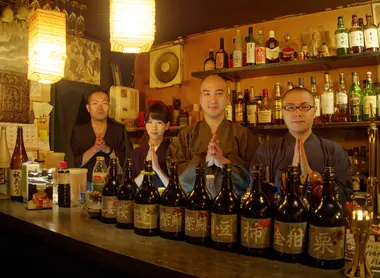 Au Vowz Bar, les moines vous servent et écoutent vos petits tracas quotidiens !