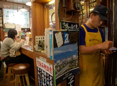 Femme mangeant seule au comptoir du Niagara Curry House, le restaurant-train 