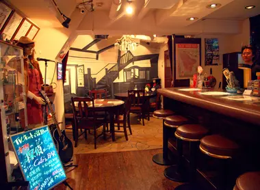 Menez l'enquête au Detective Cafe Progress !