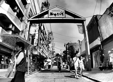 La rue commerçante de Yanaka Ginza offre bon nombre de curiosités La rue commerçante de Yanaka Ginza offre bon nombre de curiosités