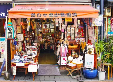 Un magasin de souvenir typique de Yanaka Ginza où le chat est roi