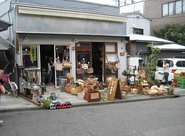 Une boutique de chapeau dans la rue de Yanaka Ginza