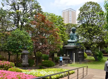 Le temple Tennoji près du cimetière de Yanaka Le temple Tennoji près du cimetière de Yanaka