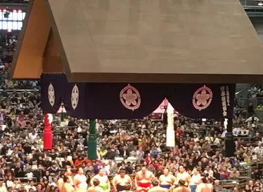 Les sumos réunis en cercle, au centre du Edion Arena d'Osaka Les sumos réunis en cercle, au centre du Edion Arena d'Osaka