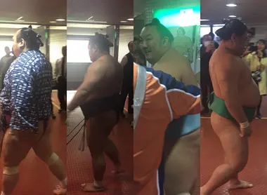 Les sumos à la sortie des vestiaires Les sumos à la sortie des vestiaires