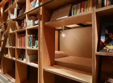 À partir de 40 euros la nuit, les cabines de l'hôtel bibliothèque vous donnent accès à tous les livres