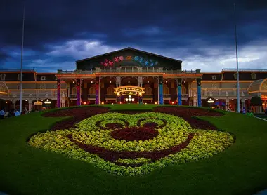 L'entrée du parc d'attractions Disneyland à Tokyo L'entrée du parc d'attractions Disneyland à Tokyo
