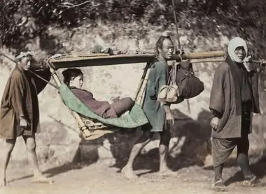 Des palanquins permettaient de se reposer un peu durant le voyage Des palanquins permettaient de se reposer un peu durant le voyage