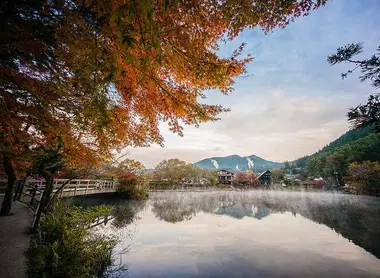 Autumn on Kinrinko Lake of the spa town of Yufuin 