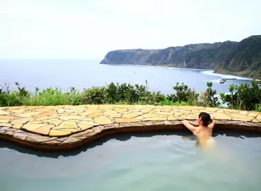 Vistas al mar desde el onsen Urami ga taki en Hachijô-jima Vistas al mar desde el onsen Urami ga taki en Hachijô-jima