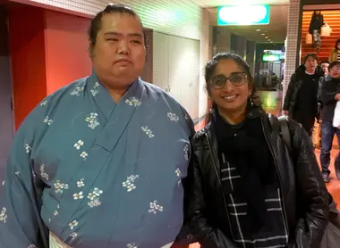 La présentatrice Patricia Loison pose avec un sumo du grand tournoi d'Osaka La présentatrice Patricia Loison pose avec un sumo du grand tournoi d'Osaka