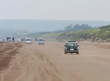 La longue plage de Chirihama, sur laquelle on peut rouler en voiture.