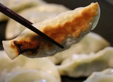 Le gyoza est une recette chinoise adaptée au goût des Japonais Le gyoza est une recette chinoise adaptée au goût des Japonais