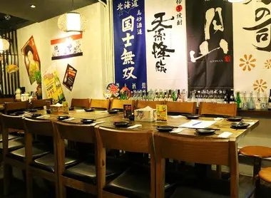 Dans un izakaya à votre arrivée L'arrivée dans un izakaya