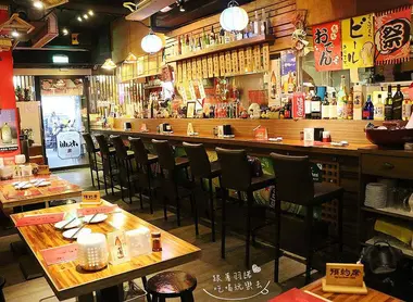 Un izakaya de gare au Japon