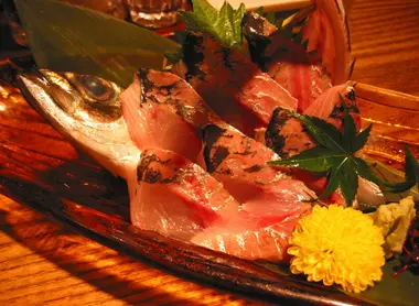 Sashimi de chinchard servi dans un izakaya Sashimi de chinchard servi dans un izakaya